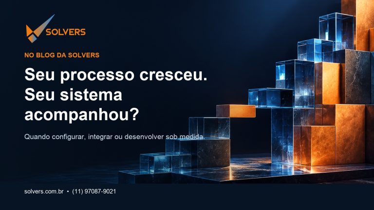 Escada de módulos azuis e laranjas representa a evolução dos processos de uma empresa. Título: Seu processo cresceu. Seu sistema acompanhou?